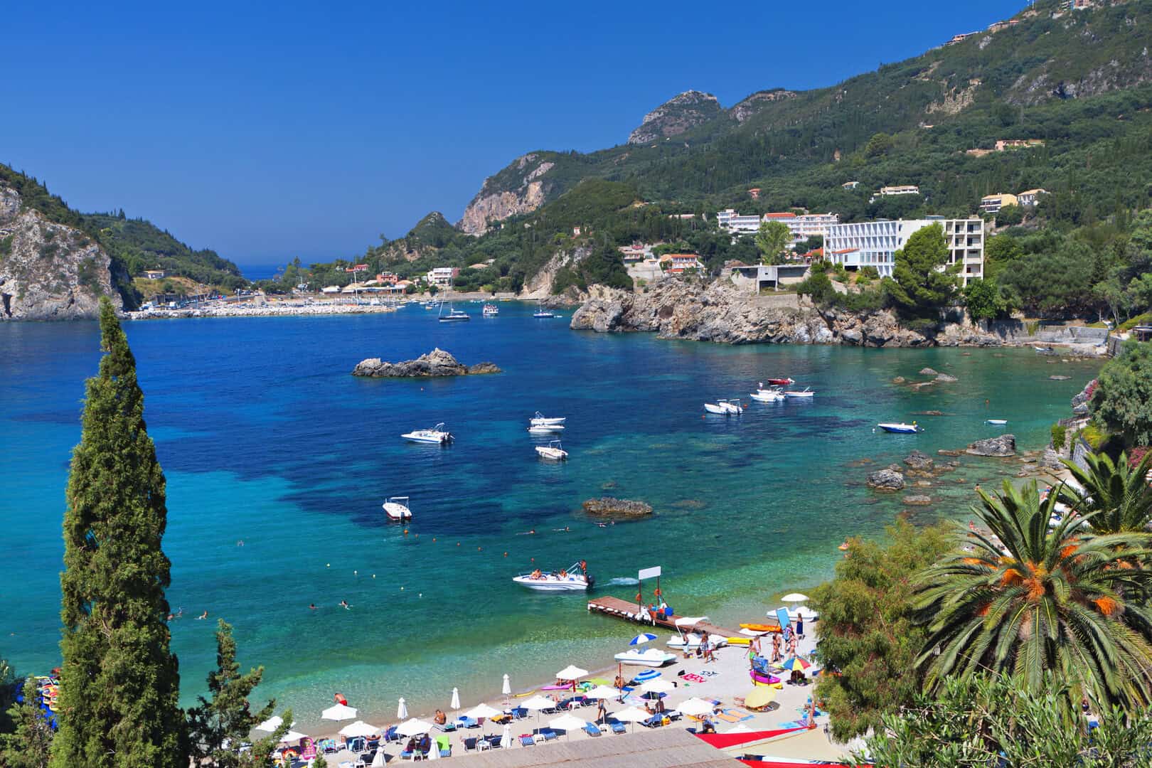 Viaggio low cost. Esplora Corfù Grecia tra spiagge incantevoli e eredità veneziana