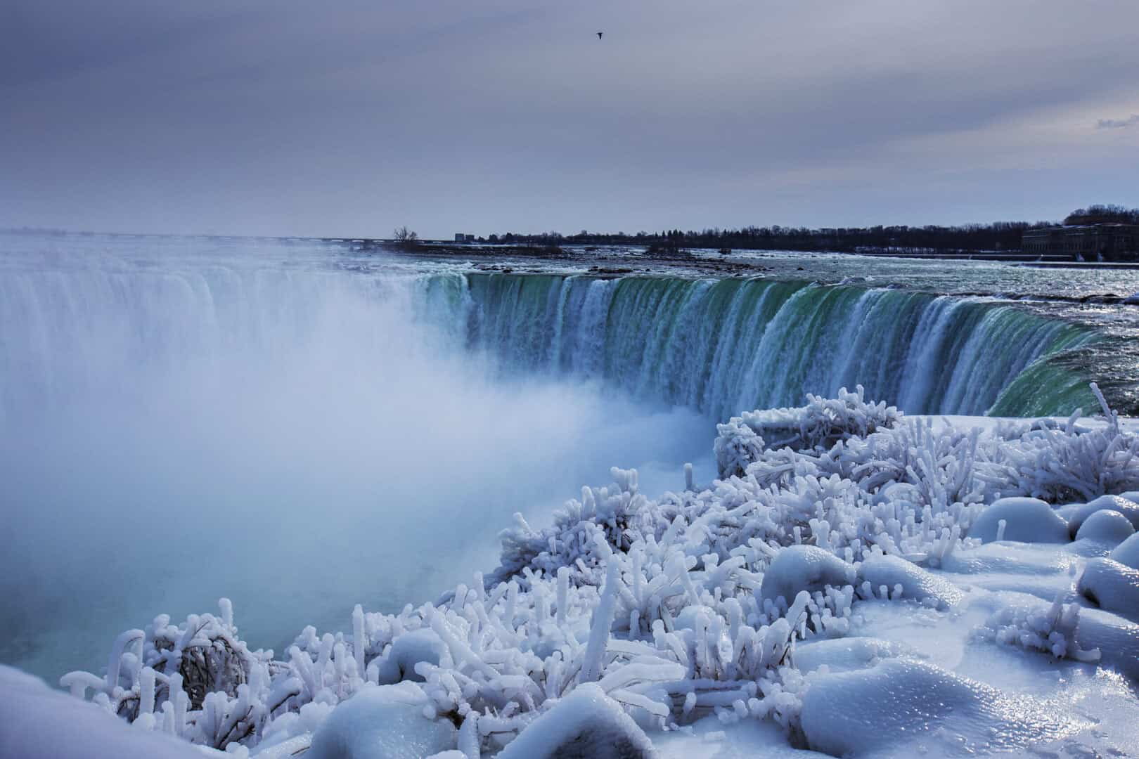 Meteo New York: tempesta di neve colpisce Buffalo e Cascate del Niagara, allerta per strade impraticabili e visibilità azzerata