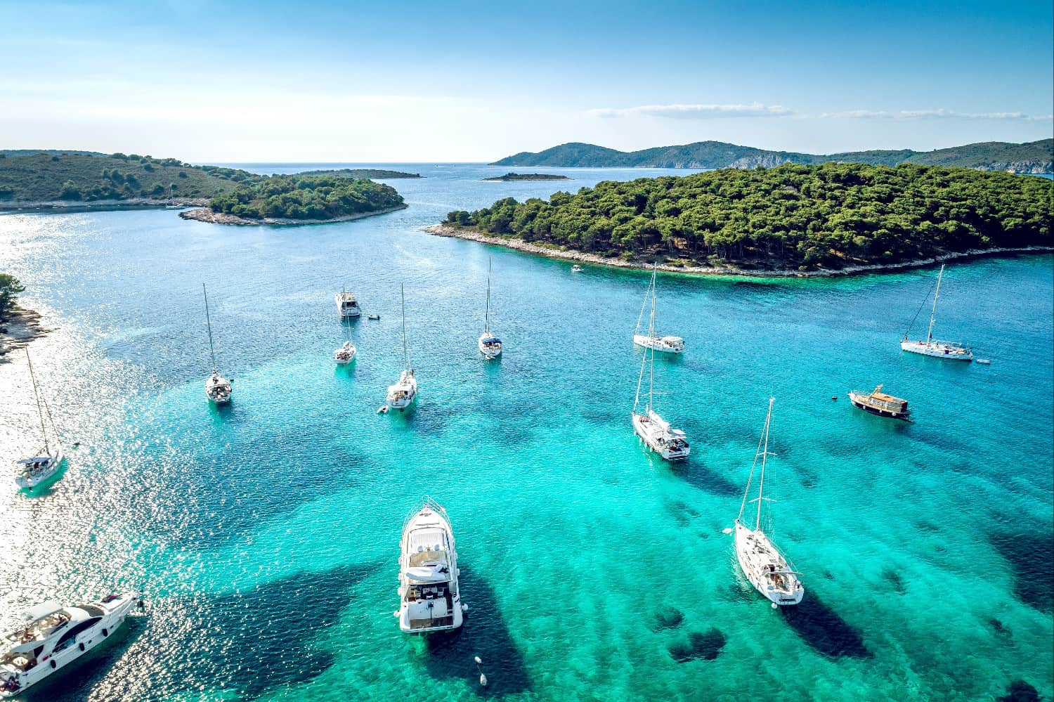 Turismo low cost. Scoprire Hvar, Croazia tra mare cristallino e divertimento