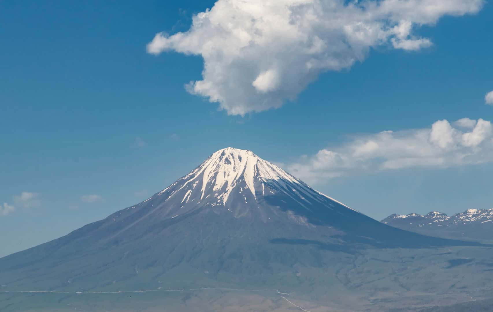 Il Monte Ararat: il gigante vulcanico con un lago ghiacciato nel cratere 2 AdobeStock 509422585