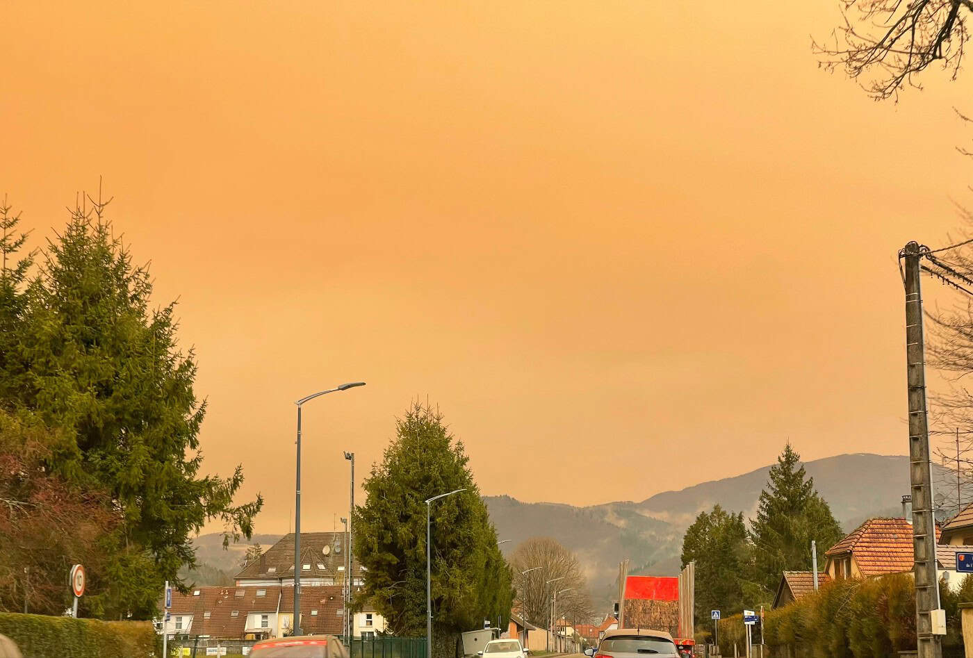 Meteo Francia. Invasione record di sabbia del Sahara su Lione e tutta la regione: cielo giallo, aria irrespirabile e piogge di polvere dal 21 marzo 2025