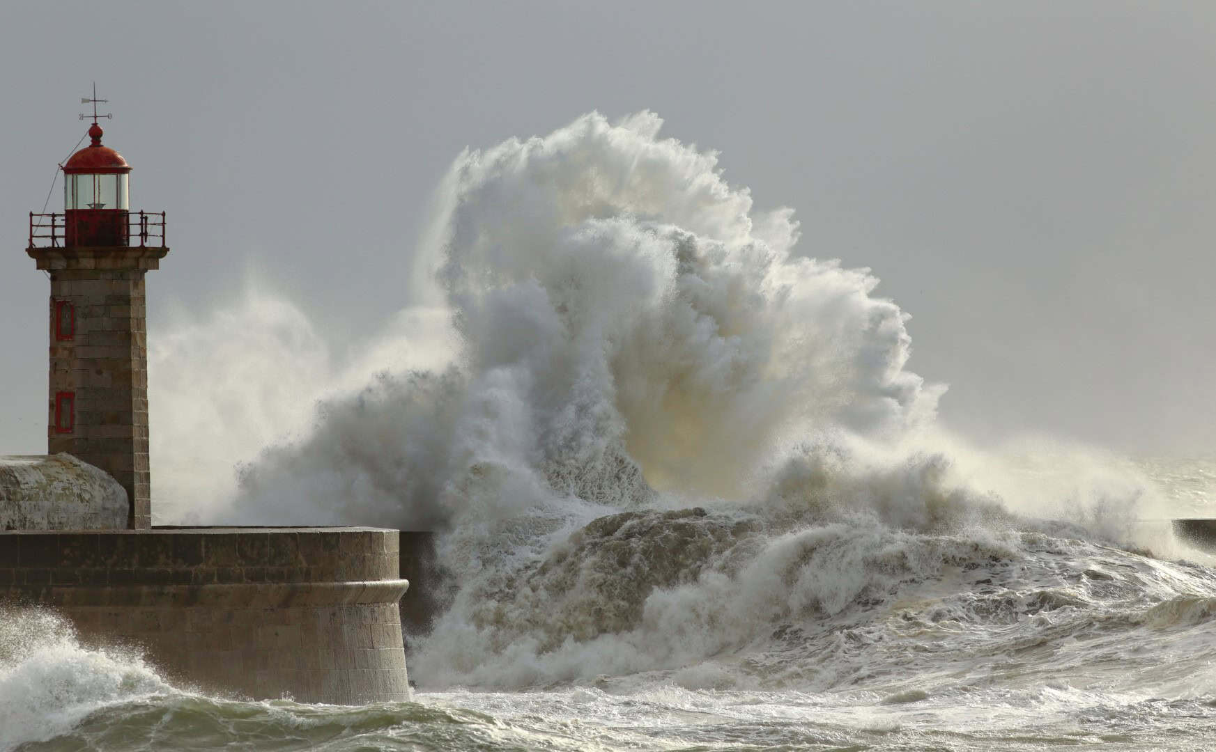 Meteo Italia: allerta rossa e arancione per il 17 Aprile 2025