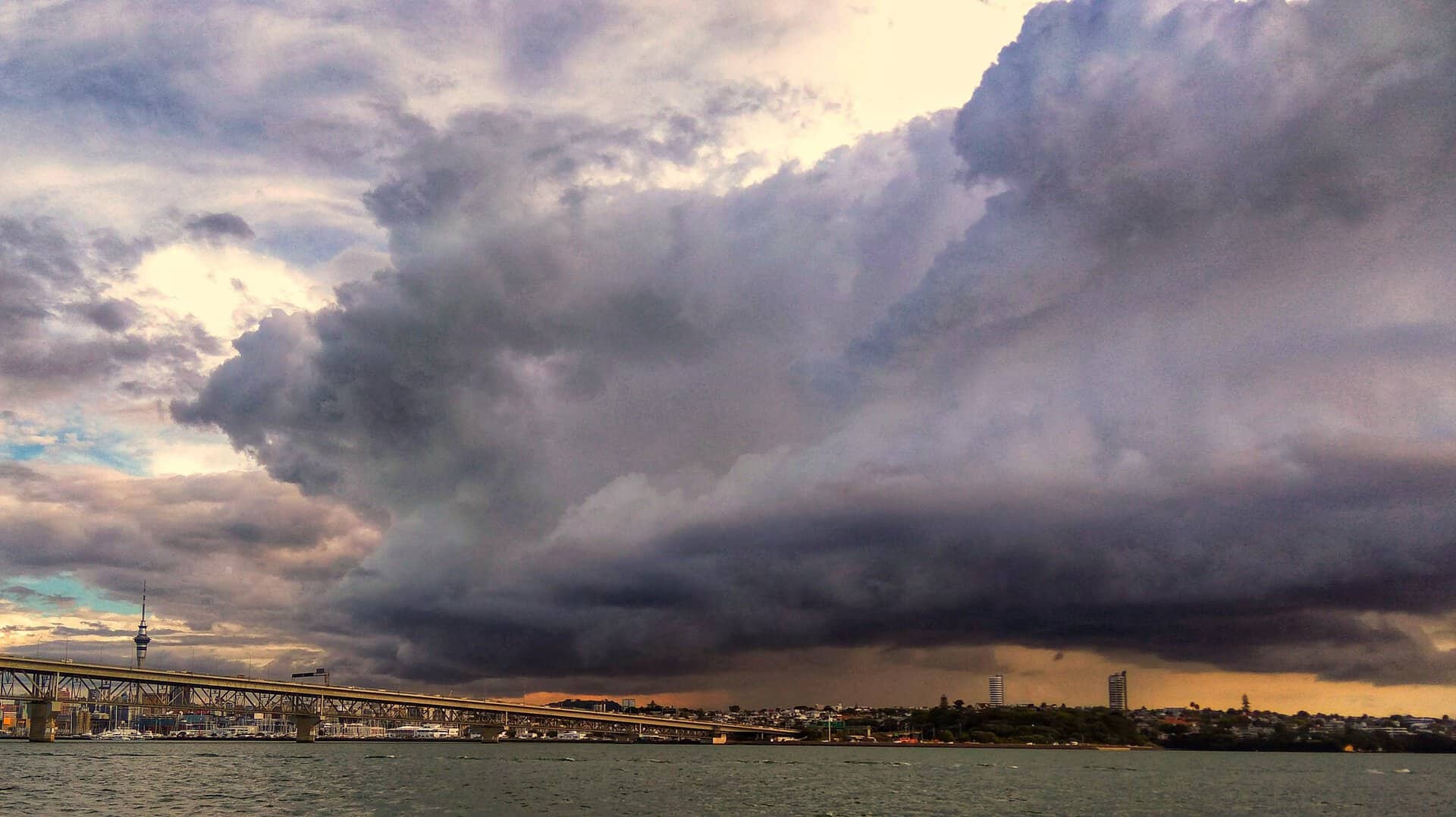 Meteo Nuova Zelanda: fulmini spettacolari colpiscono la Sky Tower