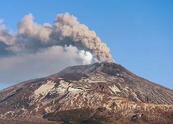 Etna in eruzione. Il Teide è un vulcano di maggiore altezza.