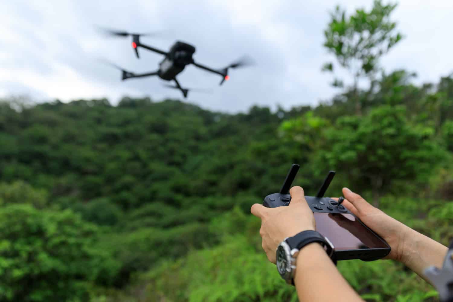 Il drone giapponese che richiama i fulmini: rivoluzione o fantascienza?