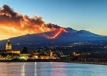 Eruzione dell'Etna, suggestiva vista da lontano. Foto di archivio.