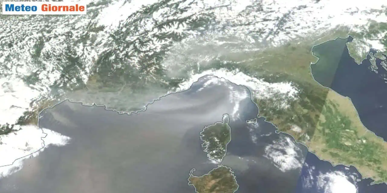 Dal satellite Eumetsat la chiara presenza fin sull'Italia dei fumi trainati dalle correnti in quota