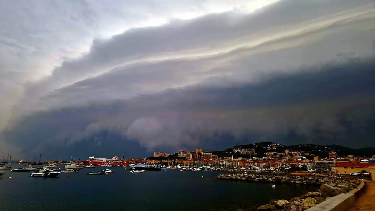 Dereho in arrivo in Corsica nel 2022.