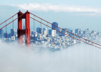San Francisco e le nebbie costiere che sono tipiche della località anche d'estate.