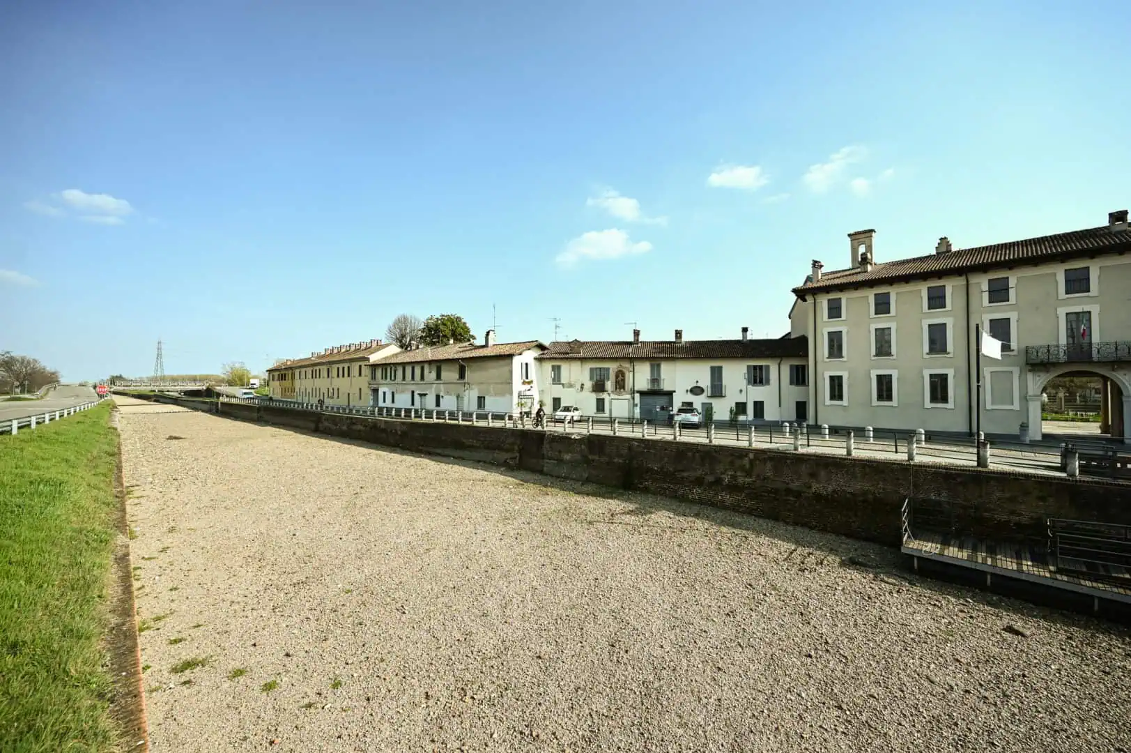 Il letto asciutto del fiume Naviglio Grande ad Abbiategrasso, Milano, Italia, il 23 marzo 2023