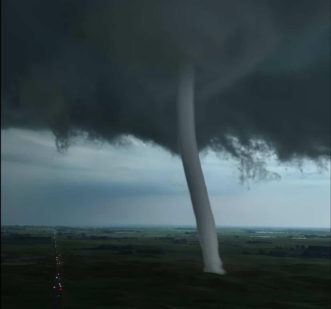 Anomalo Tornado che si mette a "ballare" 3 Anomalo Tornado che si mette a “ballare”