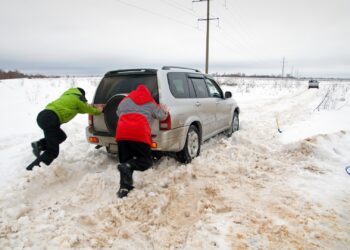 Auto in panne dopo una nevicata.