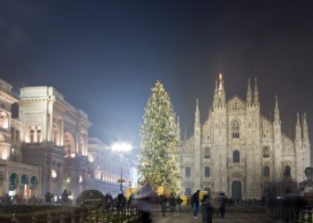 Immancabile albero di Natale nell'affollatissima Piazza Duomo, area di scenografia di milioni di foto ricordo.