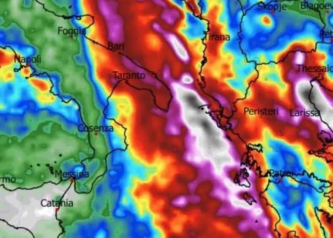 Precipitazioni molto forti sul tacco dello stivale, attenzione alle province di Taranto, Bari e Lecce, fonte: Wxcharts
