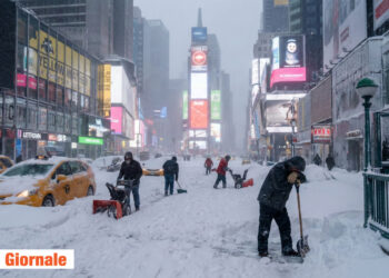 La tempesta di neve blocca New York.