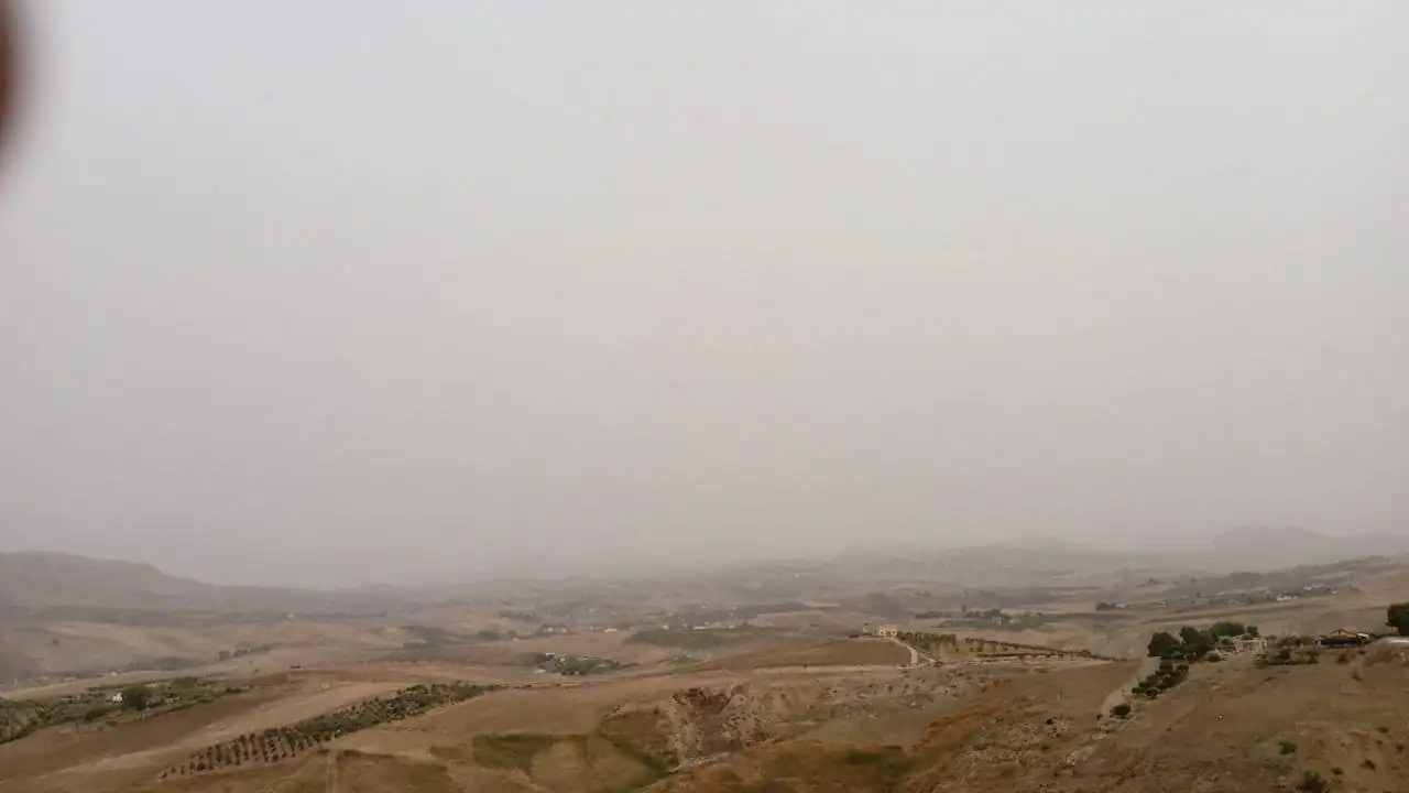 Sud Italia, Sicilia e Sardegna: cieli ovattati da pulviscono del Sahara ed il fumo degli incendi in Algeria.