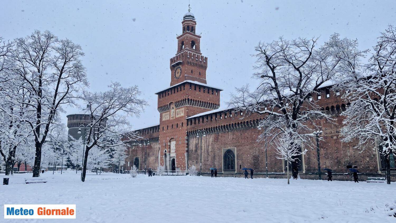 Neve a Milano che imbianca il Castello Sforzesco kj