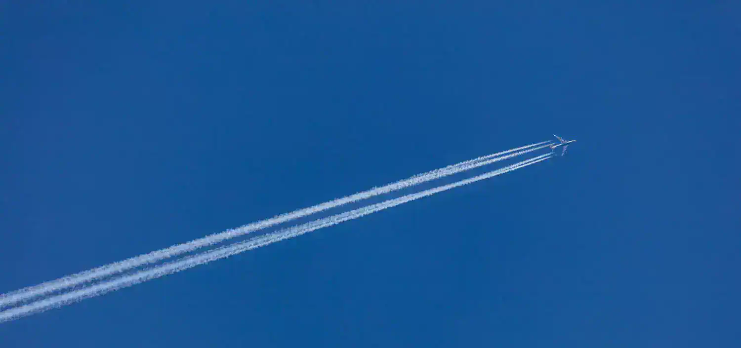 Nuvole artificiali di aerei sopra la Grecia martedì 24 ottobre 2023