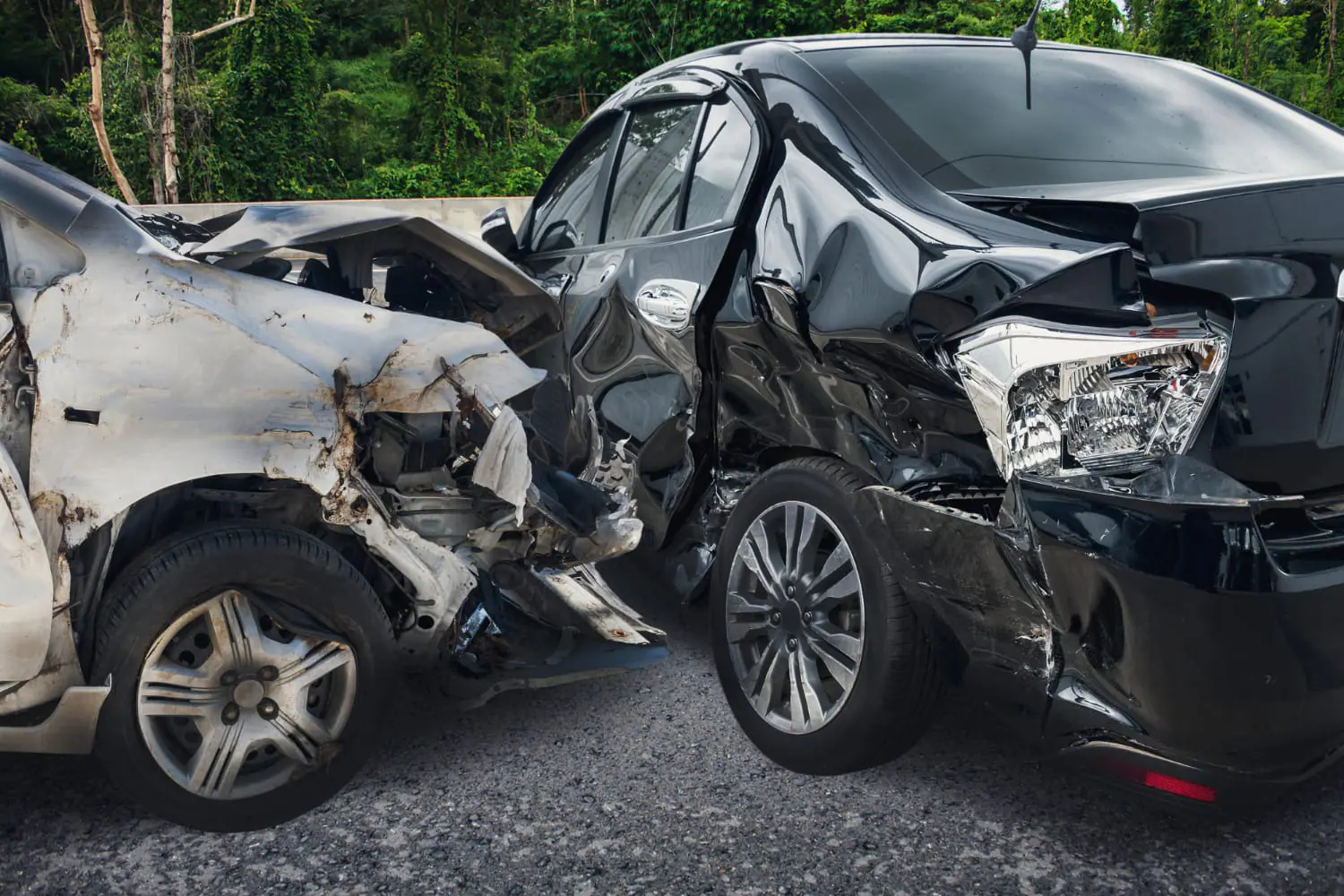 Sopravvissuti soccorrono vittime in auto distrutte dopo incidente mortale in Louisiana a causa di nebbia intensa