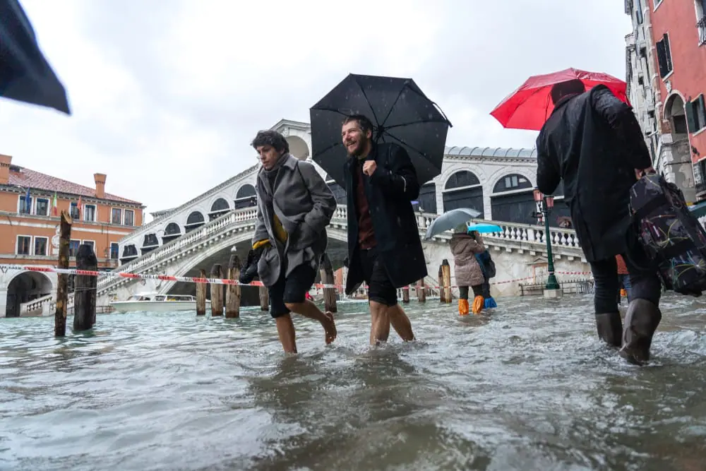 Veneto, maltempo. Mose in azione a Venezia. Alcune scuole chiuse
