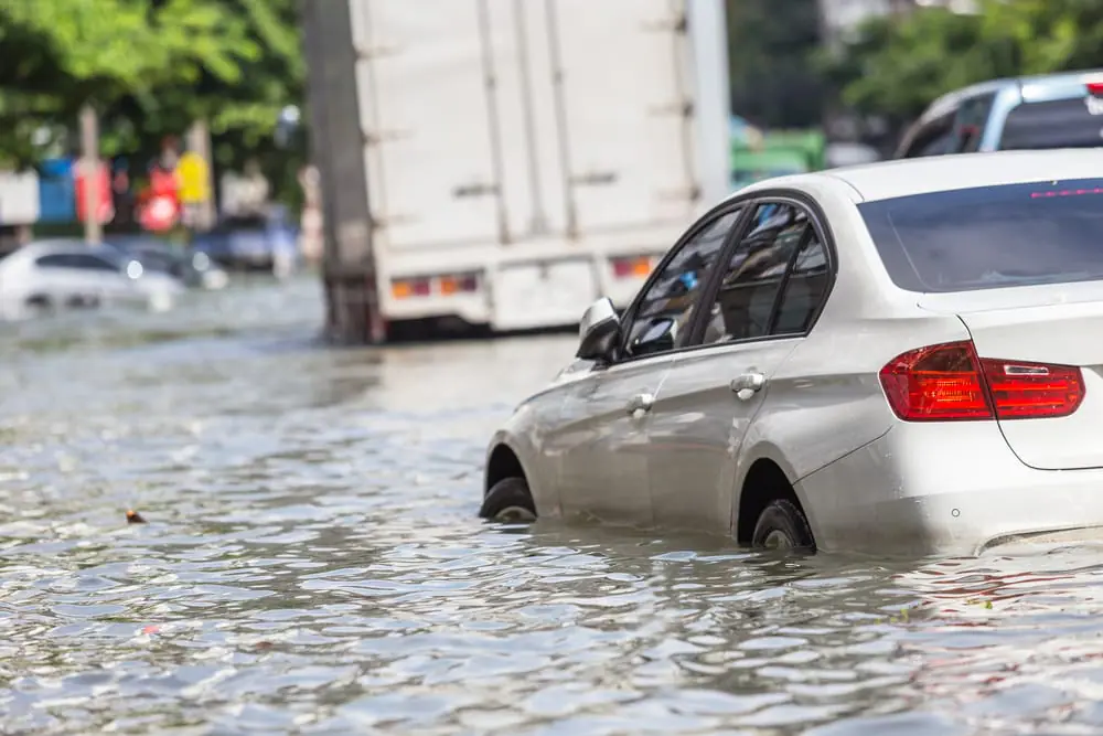 Milano, meteo avverso. Potente temporale con insolita tempesta di fulmini. Esonda Seveso