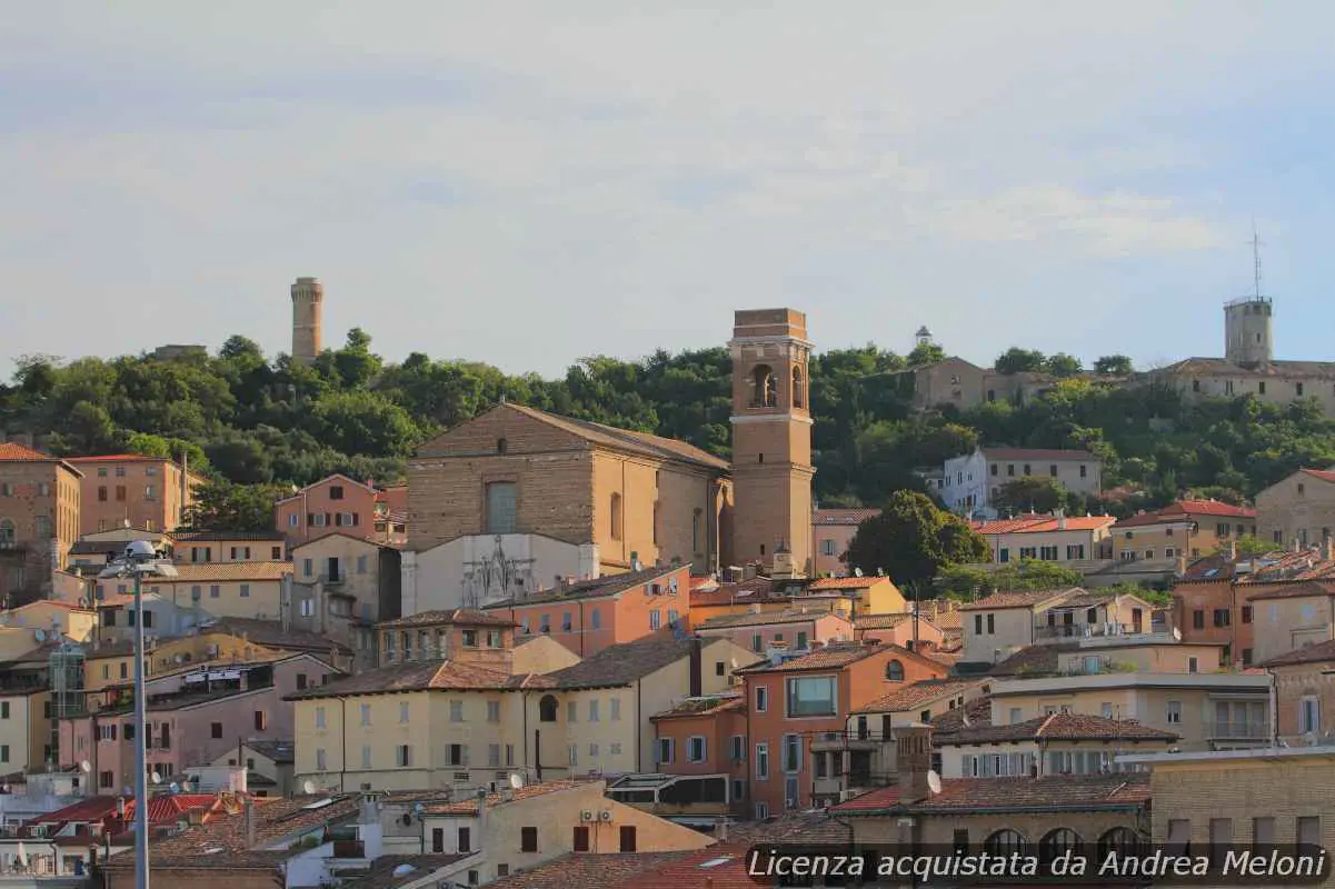 Meteo Ancona: sole e vento oggi, nuvole in arrivo
