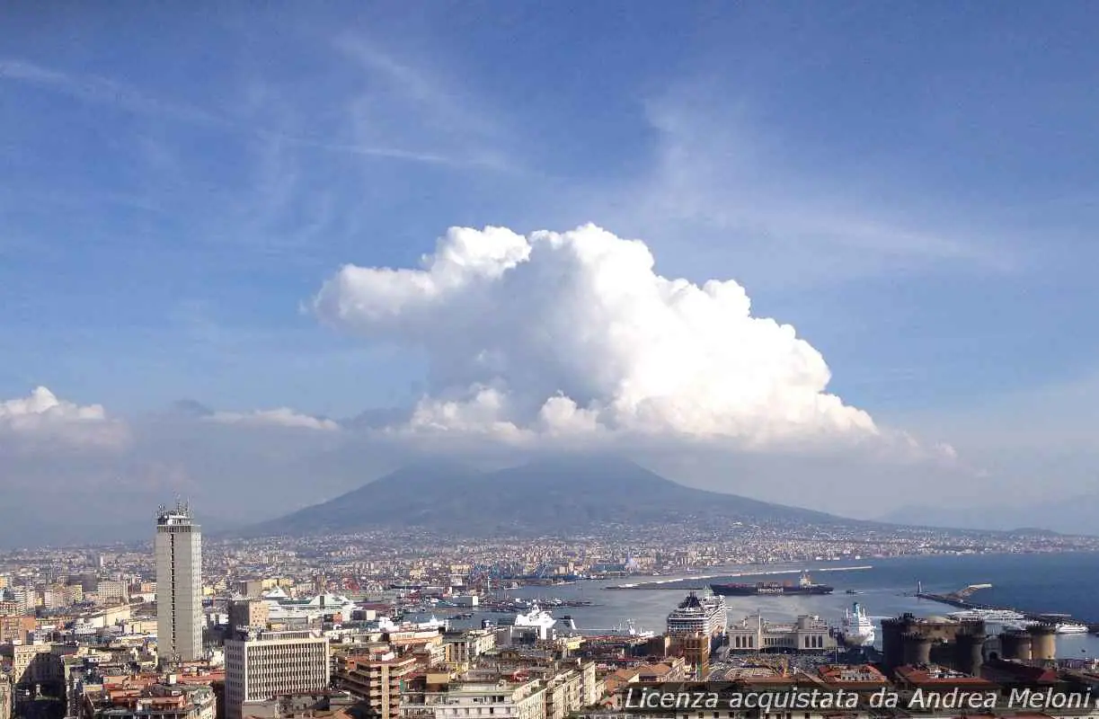 Meteo Napoli: nuvole e pioggia oggi, ma sole e vento in arrivo