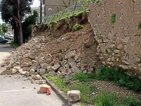Maltempo provoca crollo muro abitazione, chiusa strada Capo d’Acqua