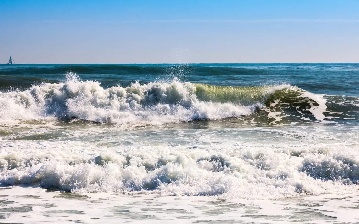 Maltempo e vento forte causano disagi e mare mosso a Ischia. Sospesi i collegamenti