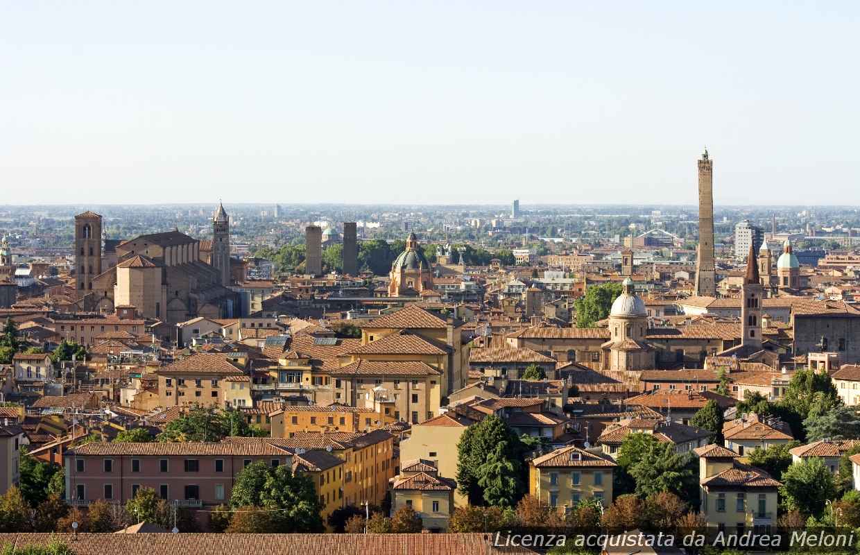 Meteo Bologna: nuvole e vento oggi, poi schiarite e raffiche forti
