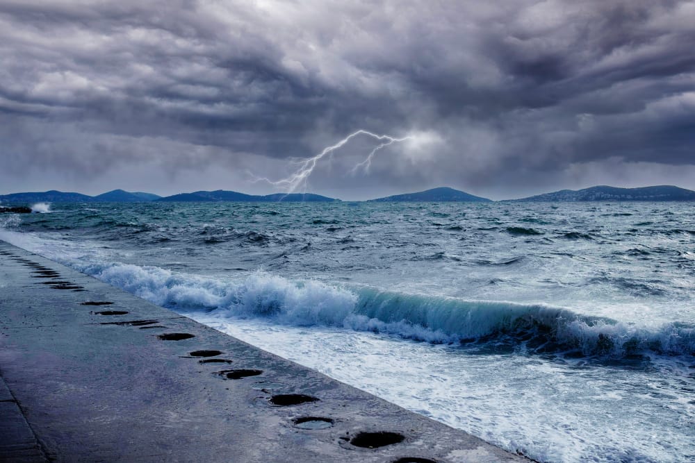 Maltempo in Toscana con mareggiate e strade allagate a Marina di Pisa